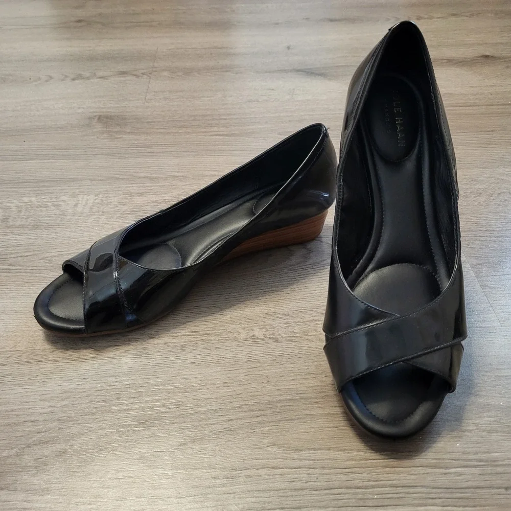 Cole Haan Grand.OS Womens Black Patent Leather Peep Toe Wedge Sandals Shoes 8.5